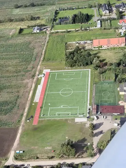 Nowy stadion w Cedrach Wielkich gotowy – trwają odbiory