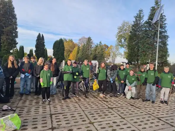 Młodzież z Trutnowów zadbała o zapomniane groby