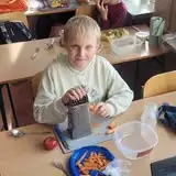 Młodzież z Cedr Wielkich porządkowała groby w Trutnowie