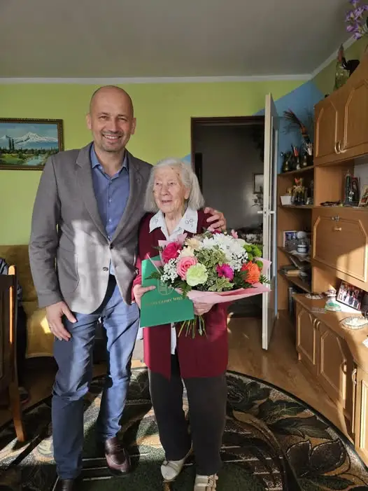 Jadwiga Dębek z Kiezmarka skończyła 93 lata. Wójt Gminy Cedry Wielkie złożył jej życzenia