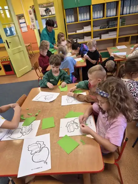 Bibliotekarka z wizytą w grupie 0B – dzieci poznały pracę bibliotekarza i zasady zdrowego odżywiania