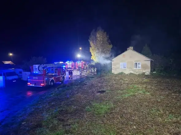 Pożar pustostanu w Koźlinach — palił się materac, silne zadymienie